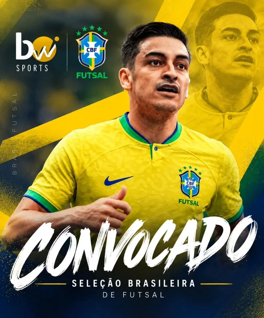Lucas Britto com a camisa da Seleção Brasileira de Futsal